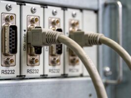 工控一体机接口与通讯协议选型：RS232/485/GigE实战指南