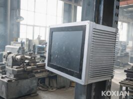 在粉塵油霧與頻繁振動(dòng)的交疊工況下，全封閉無風(fēng)扇工業(yè)級(jí)一體機(jī)如何保障7×24小時(shí)穩(wěn)定運(yùn)行
