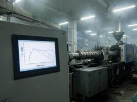 注塑车间油雾与冷库凝露并存，工业显示器生产厂家在同厂两类工况下的差异化交付要求