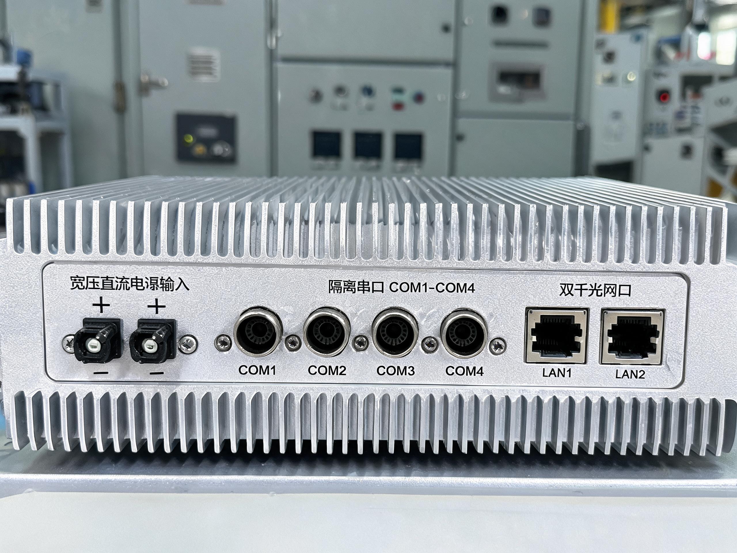 宽压输入与隔离接口 MES工位一体机宽压电源输入与光电隔离串口网口的机身接口特写