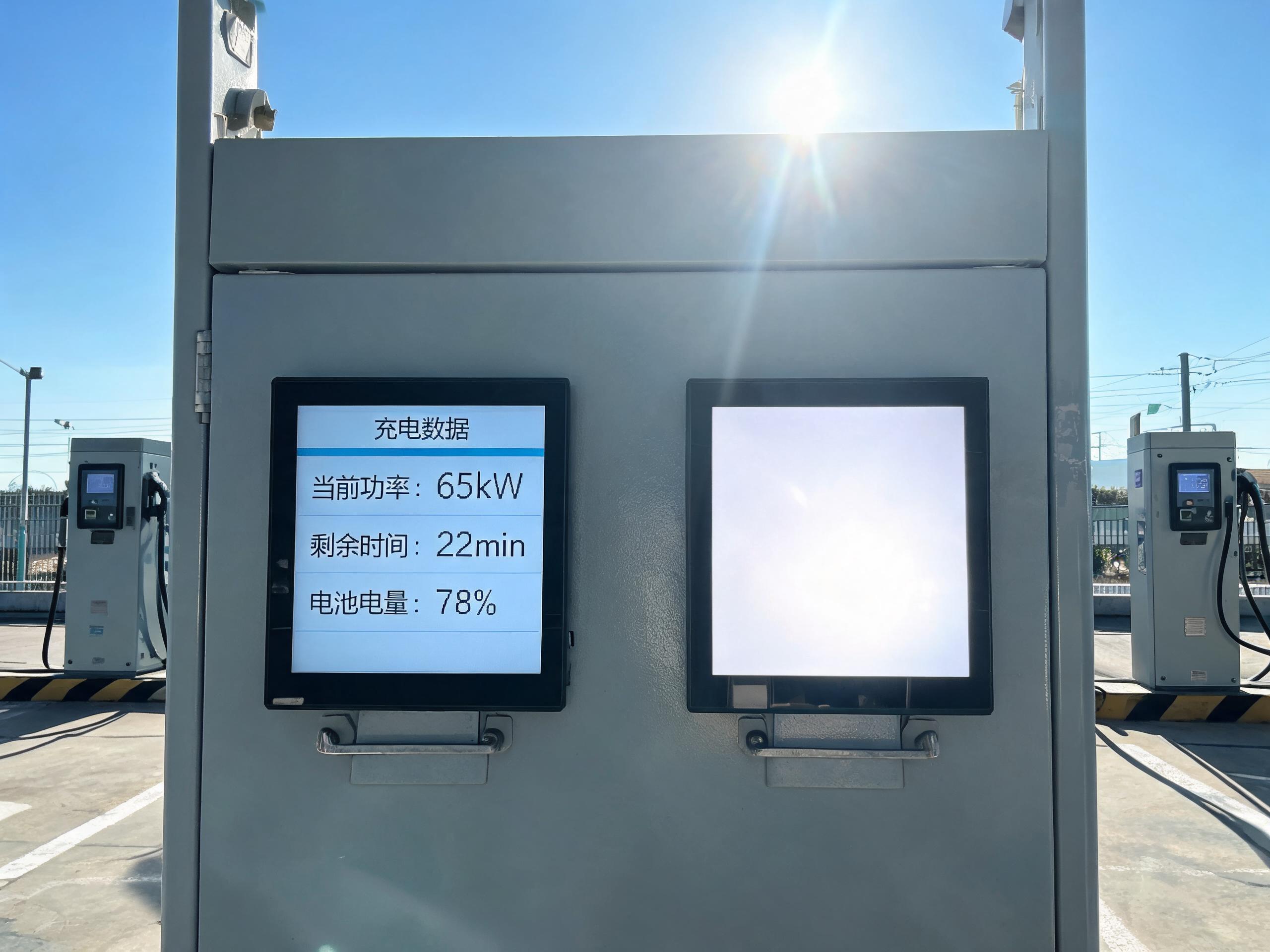 工业显示屏与普通商用屏在户外强光下的反射对比 工业显示屏与普通商用屏在户外强光下的反射对比