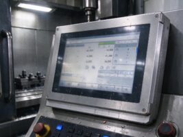 15.6工業顯示器嵌入數控機床操作面板的九十天實測，無風扇密封扛住了油霧與沖程振動